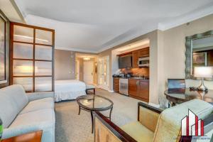 A cozinha ou kitchenette de MGM Signature-17-703 Strip View Jacuzzi Studio