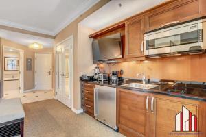 A cozinha ou kitchenette de MGM Signature-17-703 Strip View Jacuzzi Studio