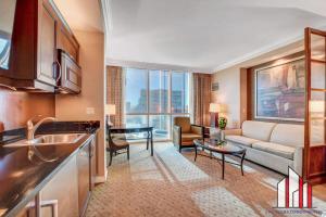 Uma área de estar em MGM Signature-17-703 Strip View Jacuzzi Studio