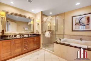 Uma casa de banho em MGM Signature-17-703 Strip View Jacuzzi Studio