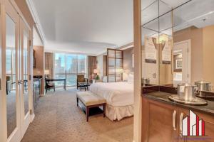 um quarto de hotel com uma cama e um banheiro em MGM Signature-17-703 Strip View Jacuzzi Studio em Las Vegas