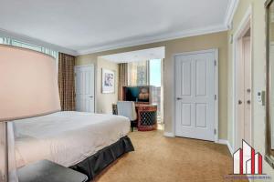 um quarto com uma cama grande e uma televisão em MGM Signature-25-702 1Bedroom 2Bath Balcony Suite em Las Vegas
