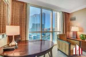 Uma área de estar em MGM Signature-17-703 Strip View Jacuzzi Studio