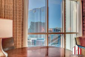 Uma área de estar em MGM Signature-17-703 Strip View Jacuzzi Studio