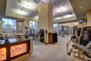 O centro de fitness e/ou as comodidades de fitness de MGM Signature-17-703 Strip View Jacuzzi Studio