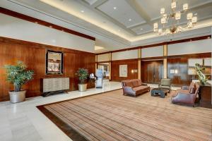 eine große Lobby mit Stühlen und ein Wohnzimmer in der Unterkunft MGM Signature-11-604 Jacuzzi Studio in Las Vegas