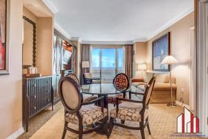 uma sala de estar com uma mesa e cadeiras e um sofá em MGM Signature-25-702 1Bedroom 2Bath Balcony Suite em Las Vegas