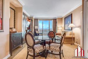 een woonkamer met een tafel, stoelen en een bank bij MGM Signature-25-702 1Bedroom 2Bath Balcony Suite in Las Vegas
