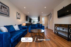 uma sala de estar com um sofá azul e uma mesa em 2 Bedroom, Brand new property By Broad Meadow Stays Short Lets and Serviced Accommodation Lincoln With Garden em Lincoln
