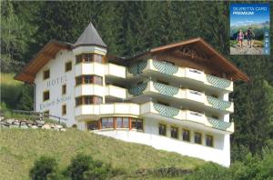 un hotel en la cima de una colina en Hotel Edelweiß-Schlössl, en Kappl