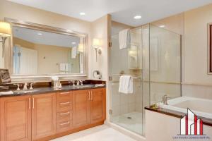 um banheiro com chuveiro, pia e banheira em MGM Signature-10-717 Strip View Balcony Studio em Las Vegas