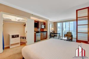 um quarto de hotel com uma cama, uma cozinha e uma sala de estar em MGM Signature-10-717 Strip View Balcony Studio em Las Vegas mais 48 fotografias