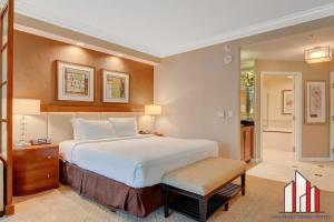 um quarto grande com uma cama grande e uma mesa em MGM Signature-10-717 Strip View Balcony Studio em Las Vegas