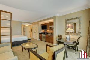 um quarto de hotel com uma cama e uma sala de estar em MGM Signature-22-611 Strip View Jacuzzi Studio em Las Vegas mais 35 fotografias