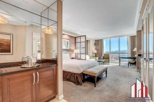 Giường trong phòng chung tại MGM Signature-15-604 Jacuzzi Studio +34 ảnh