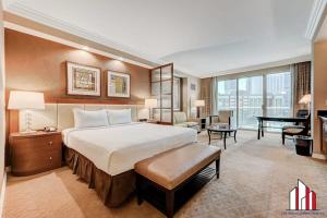 En eller flere senge i et værelse på MGM Signature-04-705 Strip View Balcony Studio