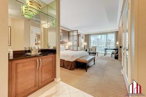 En eller flere senge i et værelse på MGM Signature-04-705 Strip View Balcony Studio