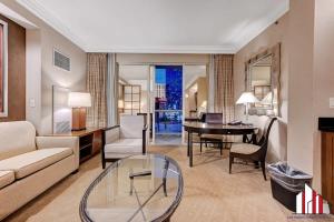 Et opholdsområde på MGM Signature-04-705 Strip View Balcony Studio