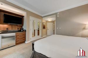 Køkken eller tekøkken på MGM Signature-04-705 Strip View Balcony Studio + 36 billeder