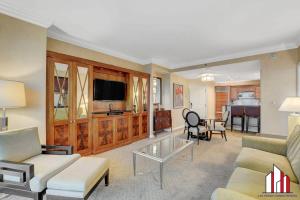 ein Wohnzimmer mit einem Sofa und einem Esszimmer in der Unterkunft MGM Signature-20-620 1Br 2Ba Balcony Suite in Las Vegas
