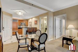 ein Wohnzimmer mit einem Tisch und Stühlen sowie eine Küche in der Unterkunft MGM Signature-20-620 1Br 2Ba Balcony Suite in Las Vegas