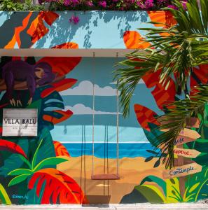 um mural de uma mulher na praia em Hotel Boutique Villa Balu em Bacalar