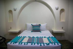 um quarto com uma cama e um tecto arqueado em Hotel Boutique Villa Balu em Bacalar