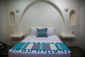 a bedroom with a bed with an arched ceiling at Hotel Boutique Villa Balu in Bacalar