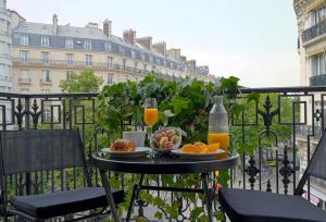 een fruitschaal op een tafel op een balkon bij Large Luxury flat next to Champs Elysée in Parijs