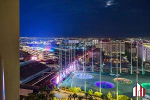 widok na miasto w nocy z oświetleniem w obiekcie MGM Signature-19-802 1Br 2Ba F1 Pits View Balcony w Las Vegas