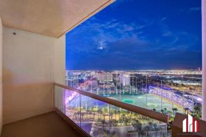 um quarto com vista para uma cidade à noite em MGM Signature-19-802 1Br 2Ba F1 Pits View Balcony em Las Vegas