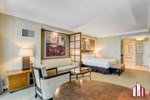 ラスベガスにあるMGM Signature-24-606 Jacuzzi Studioのベッドとソファのある広いホテルの部屋 +40枚の写真