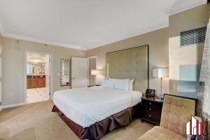 MGM Signature-19-802 1Br 2Ba F1 Pits View Balcony في لاس فيغاس: غرفة نوم كبيرة مع سرير كبير وغرفة معيشة