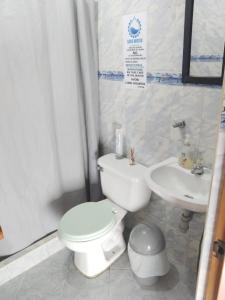ein Bad mit einem WC und einem Waschbecken in der Unterkunft Habitaciones cerca al aeropuerto centro y centro conecta embajada americana in Bogotá