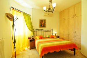 Кровать или кровати в номере SYROS STILVI HOUSE