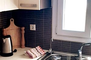 Кухня или мини-кухня в SYROS STILVI HOUSE
