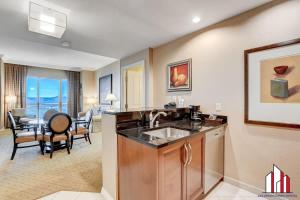 拉斯維加斯的住宿－MGM Signature-31-702 1Bedroom 2Bath Balcony Suite，一个带水槽的厨房和一间餐厅