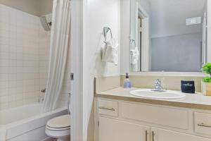 y baño con lavabo, aseo y espejo. en Central Austin Studio Pets Allowed and Free Prkg en Austin