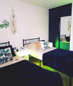 Ліжко або ліжка в номері Appartement Le Moderne Idéal pour Couples et Professionnels