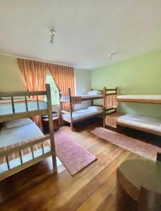 Pokój z 4 łóżkami piętrowymi i stołem w obiekcie casa de campo em chacará w mieście Kurytyba