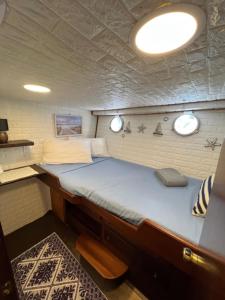 Posteľ alebo postele v izbe v ubytovaní Boat & Breakfast Alicudi + 37 fotografií