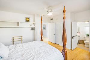 Voodi või voodid majutusasutuse Beach Cottage! 100 Steps to the Sand, Pets OK, Private Deck! toas