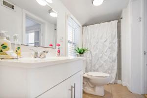 Vannituba majutusasutuses Beach Cottage! 100 Steps to the Sand, Pets OK, Private Deck! +16 fotot