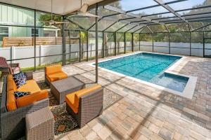 Bazén v ubytování Sparkling Blue Pool Home! Walk to Beach, Publix nebo v jeho okolí