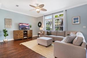 Posezení v ubytování Sparkling Blue Pool Home! Walk to Beach, Publix