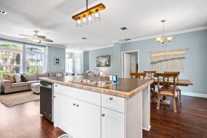 Fotografie z fotogalerie ubytování Sparkling Blue Pool Home! Walk to Beach, Publix v destinaci St. Augustine