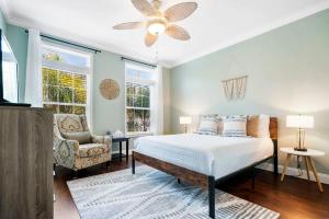 Postel nebo postele na pokoji v ubytování Sparkling Blue Pool Home! Walk to Beach, Publix + 22 fotografií