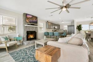 ein Wohnzimmer mit einem Sofa und einem Kamin in der Unterkunft Spectacular Oceanfront! Blissful Balconies + BBQ in St. Augustine