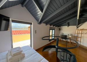 Un dormitorio con una cama y una mesa y un balcón. en S&F Luxury Apartment, en Nauplia