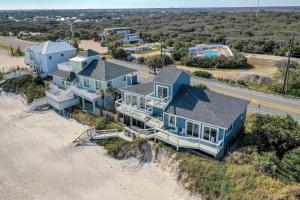 eine Luftansicht eines Hauses am Strand in der Unterkunft Spectacular Oceanfront! Blissful Balconies + BBQ in St. Augustine